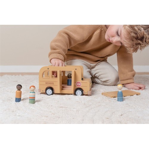 BUS ESCOLAR CON MUÑECOS